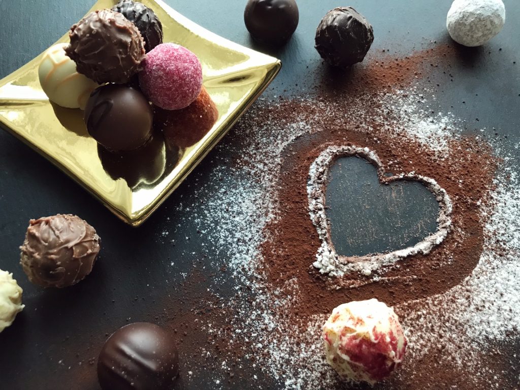 2月の吉日とバレンタインデー チョコレートは金運を呼ぶ聖なる食べ物 美味しく食べて運を呼ぶ カフェドアルファード